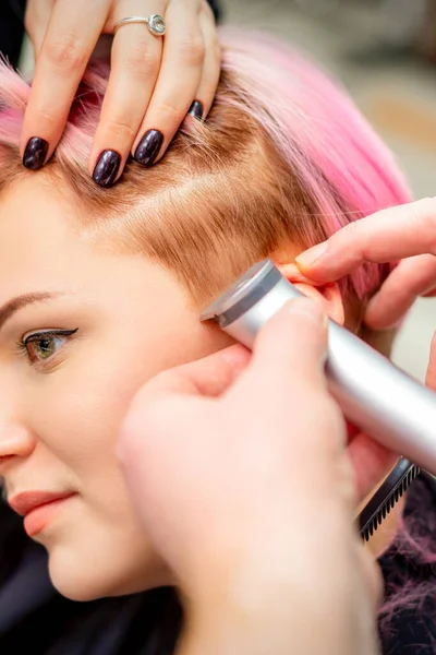 Hairdresser Shaves Female Temple Pink Hair Electric Shaver Hairdresser Salon — Fotografia de Stock