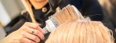 Düz sarı saçlı, siyah saç kurutma makinesi ve kuaför salonunda beyaz, yuvarlak fırça, yakın çekim.