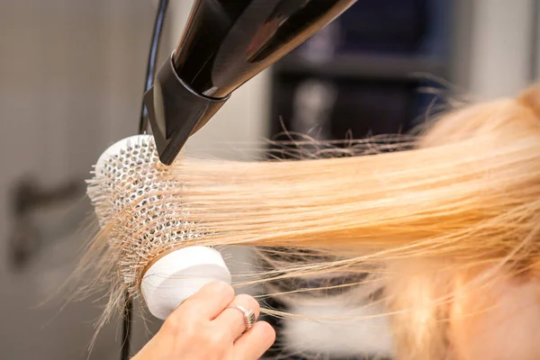 Drogen Rechte Blonde Haren Met Zwarte Haardroger Witte Ronde Borstel — Stockfoto