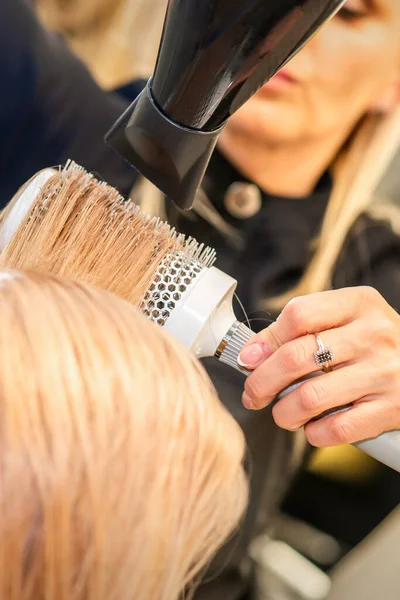 Drying Straight Blond Hair Black Hairdryer White Brush Hairdresser Salon — Stockfoto