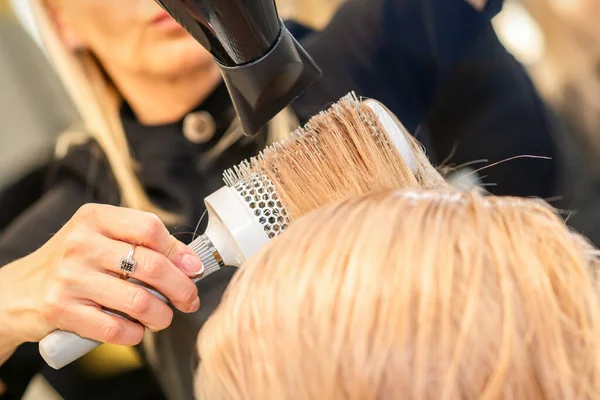 Cabeleireiro Secador Manual De Cabelo Louro Com Secador De Cabelo E Escova  Redonda Num Salão De Beleza. Imagem de Stock - Imagem de equipamento,  hairdryer: 236042053