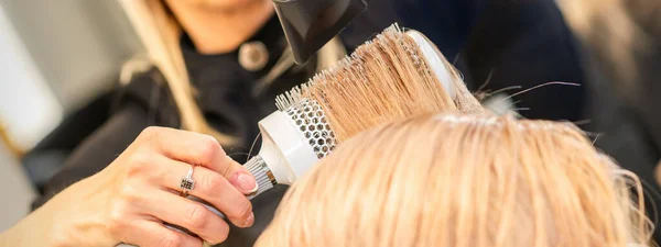 Secagem Cabelo Loiro Reto Com Secador Cabelo Preto Escova Redonda — Fotografia de Stock