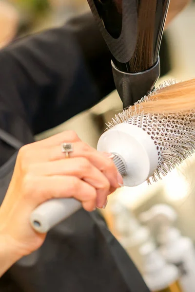 Drying Straight Blond Hair Black Hairdryer White Brush Hairdresser Salon — Zdjęcie stockowe