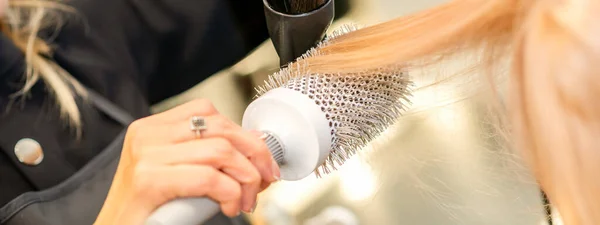 Drying Straight Blond Hair Black Hairdryer White Brush Hairdresser Salon — Stock Photo, Image