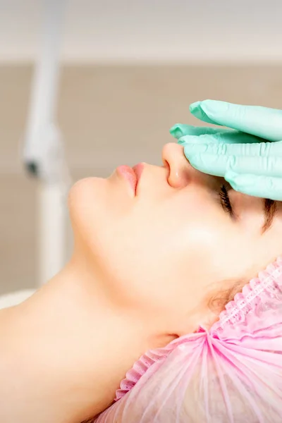 Cosmetoloog Met Handschoen Brengt Een Hydraterend Masker Met Peeling Crème — Stockfoto