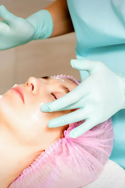 Kosmetikerin Mit Behandschuhten Händen Trägt Eine Feuchtigkeitsspendende Maske Mit Peeling — Stockfoto