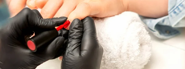 Manicure Varnish Painting Close Manicure Master Wearing Rubber Black Gloves — 스톡 사진