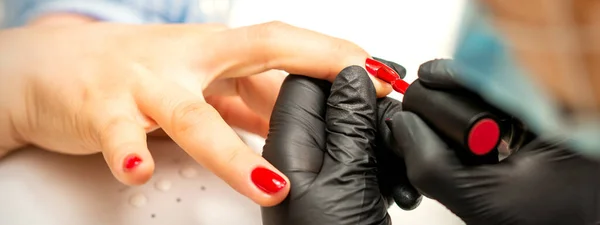 Manicure Varnish Painting Close Manicure Master Wearing Rubber Black Gloves — Stockfoto