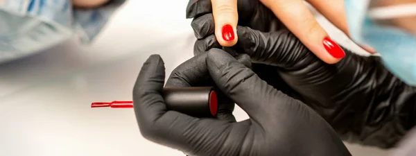 Manicure Varnish Painting Close Manicure Master Wearing Rubber Black Gloves — Stockfoto