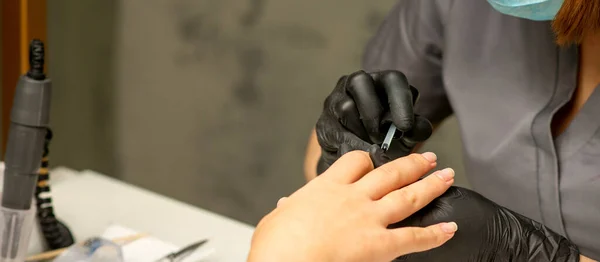 Manicure Painting Process Manicure Master Paint Nails Transparent Varnish Nail — Zdjęcie stockowe