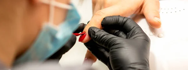 Manicure Varnish Painting Close Manicure Master Wearing Rubber Black Gloves — Fotografia de Stock