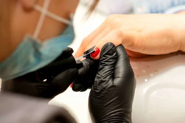 Manicure Professionale Una Manicure Sta Dipingendo Unghie Femminili Cliente Con — Foto Stock