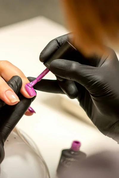 Professional Manicure Manicurist Painting Female Nails Client Purple Nail Polish — Stockfoto