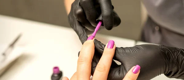 Профессиональный Маникюр Маникюрша Рисует Женские Ногти Клиента Фиолетовым Лаком Ногтей — стоковое фото