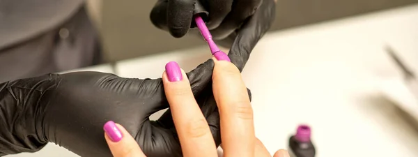 Professionele Manicure Een Manicure Schildert Vrouwelijke Nagels Van Een Cliënt — Stockfoto