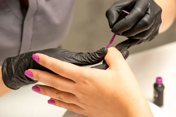 Manicura Profesional Una Manicurista Está Pintando Las Uñas Femeninas Cliente — Foto de Stock