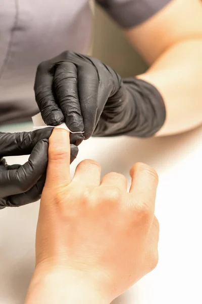 Manicure Termina Procedimento Para Polimento Unhas Vermelhas Limpeza Com Guardanapo — Fotografia de Stock