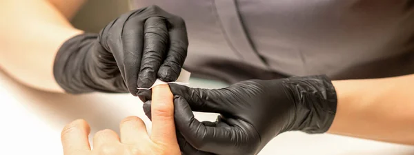 Manucure Termine Procédure Polissage Nettoyage Des Ongles Rouges Avec Une — Photo
