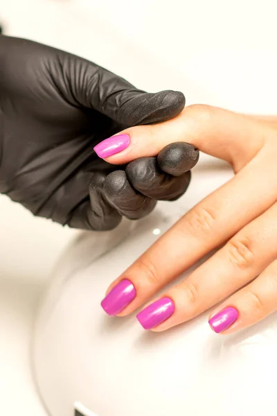 Eine Maniküre Hält Schöne Junge Weibliche Hände Die Einem Nagelstudio — Stockfoto