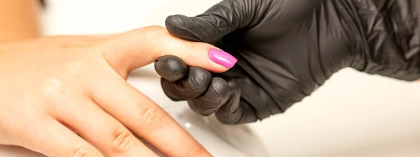 Een Manicure Houdt Mooie Jonge Vrouwelijke Handen Tonen Afgewerkt Paars — Stockfoto
