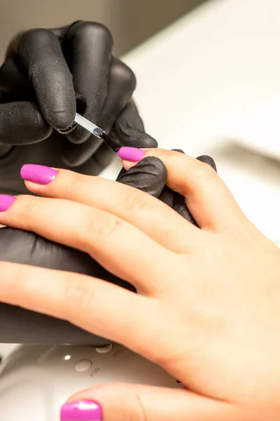 Manicura Profesional Una Manicurista Está Pintando Las Uñas Femeninas Cliente — Foto de Stock