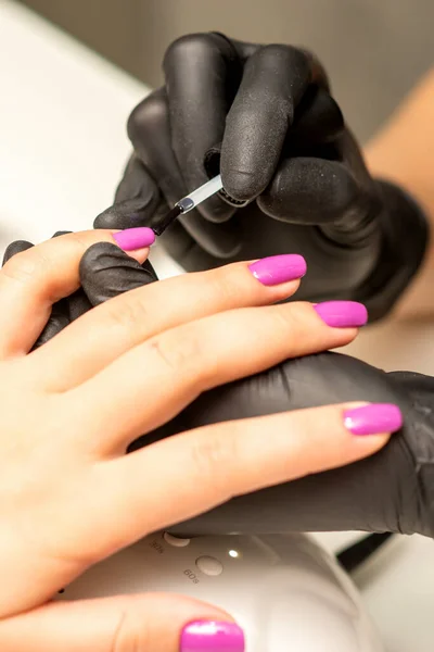 Professionele Manicure Een Manicure Schildert Vrouwelijke Nagels Van Een Cliënt — Stockfoto