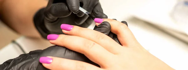 Profesjonalny Manicure Manikiurzystka Maluje Kobiece Paznokcie Klienta Fioletowym Lakierem Paznokci — Zdjęcie stockowe