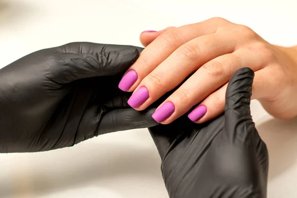 Eine Maniküre Hält Schöne Junge Weibliche Hände Die Einem Nagelstudio — Stockfoto