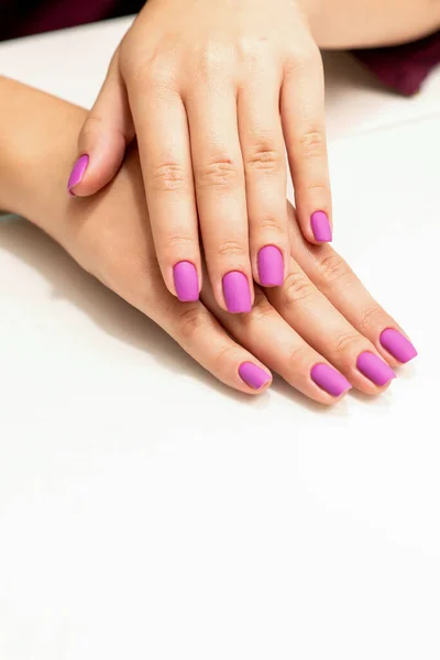 Piękny Manicure Fioletowym Różowym Lakierem Paznokci Młodych Białych Kobiecych Dłoniach — Zdjęcie stockowe
