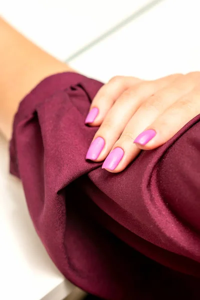 Bela Manicure Com Roxo Rosa Esmalte Nas Mãos Femininas Caucasianas — Fotografia de Stock