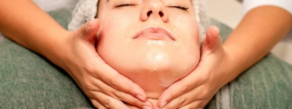 Face Massage Beautiful Caucasian Young White Woman Having Facial Massage — Stock Photo, Image
