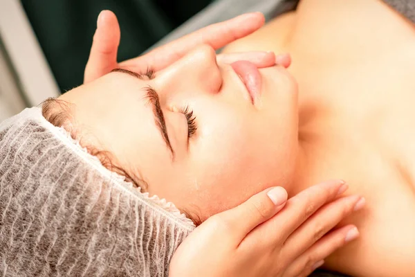 Massagem Facial Mulher Branca Jovem Bonita Ter Uma Massagem Facial — Fotografia de Stock