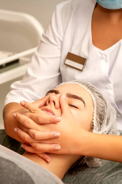Beautiful Young Caucasian Woman Closed Eyes Receiving Facial Massage Beauty — Stock Photo, Image