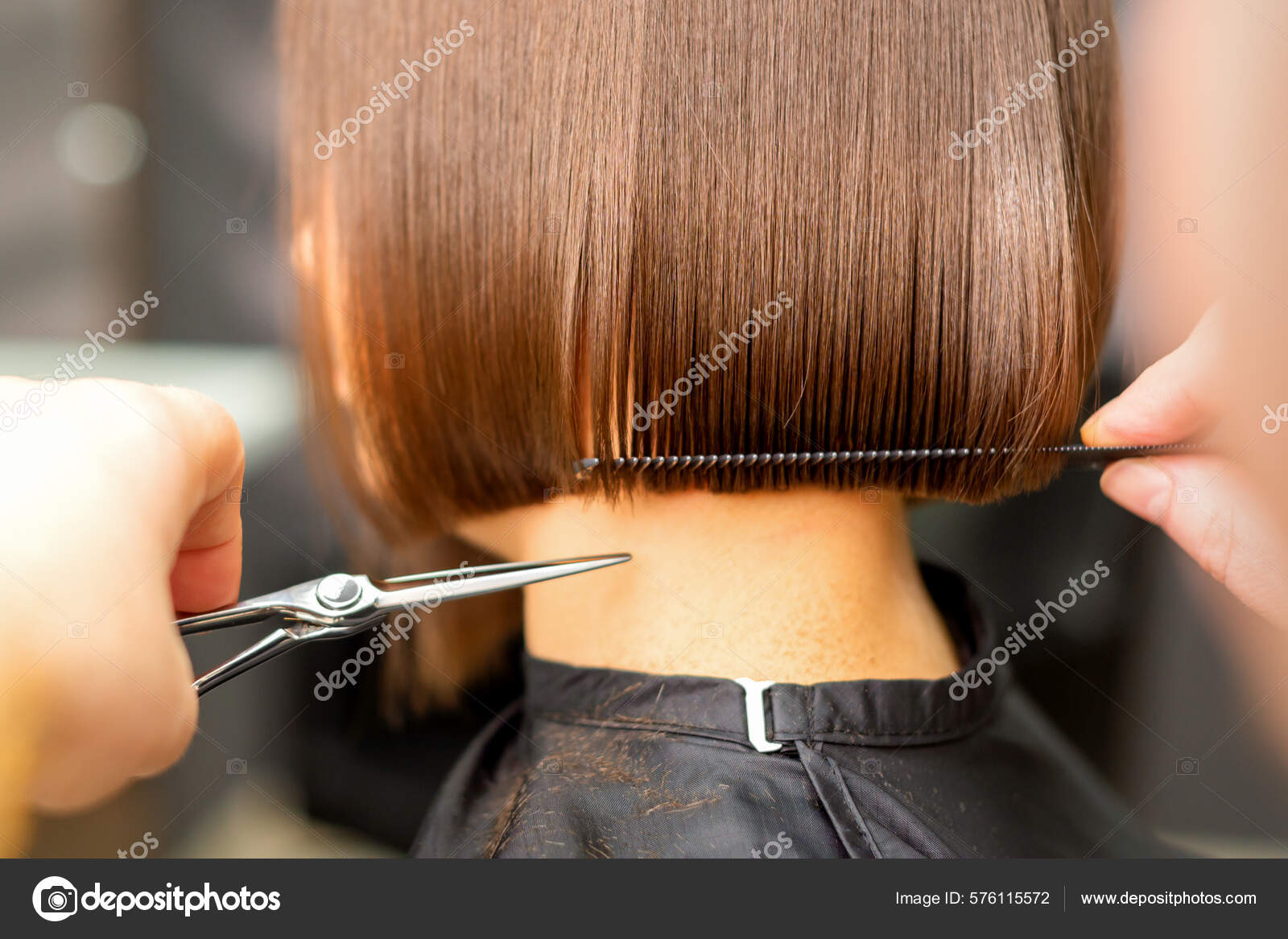 Vista traseira do corte de cabelo do barbeiro feminino, fazendo o