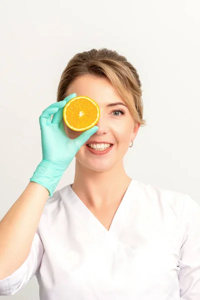 Portrét Mladého Bělocha Usmívající Žena Kosmetička Zakrývající Oko Oranžovým Krajíčkem — Stock fotografie