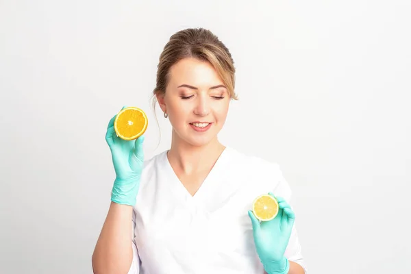 Smiling Female Nutritionist Holding Sliced Orange Looking Camera White Background — Stock fotografie