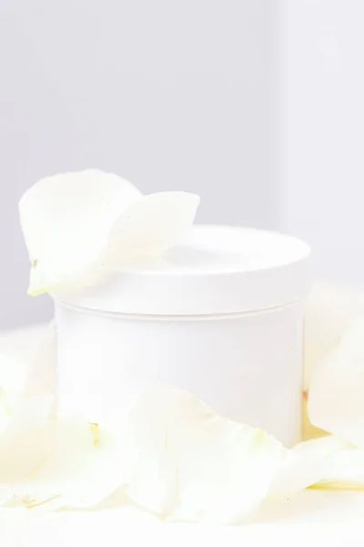 White Jar Cream Delicate White Rose Flowers Petals Light Background — Stockfoto