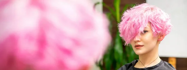 Mooie Jonge Blanke Vrouw Met Een Nieuwe Roze Kort Kapsel — Stockfoto