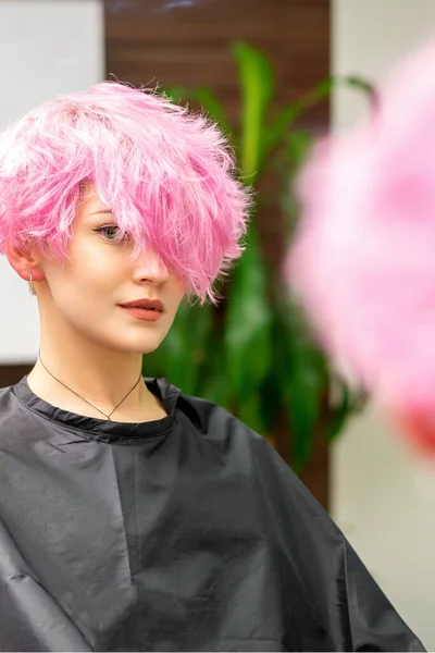 Die Schöne Junge Kaukasische Frau Mit Neuer Pinkfarbener Kurzhaarfrisur Spiegelbild — Stockfoto