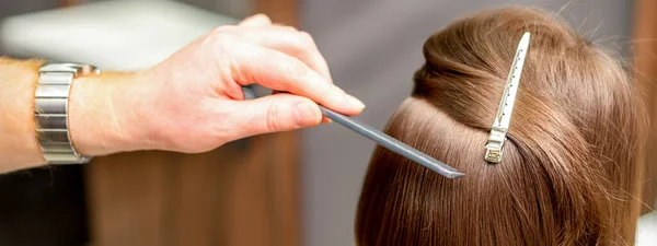 Fryzjer Jest Czesanie Krótkie Włosy Brunetka Kobieta Klient Salon Fryzjerski — Zdjęcie stockowe
