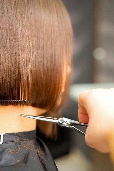 Haircut Short Hair Young White Woman Hands Hairdresser Hair Salon — Stock Photo, Image