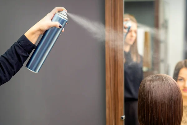 Hairdresser Using Hair Spray Fix Short Hairstyle Young Brunette Woman — Stockfoto