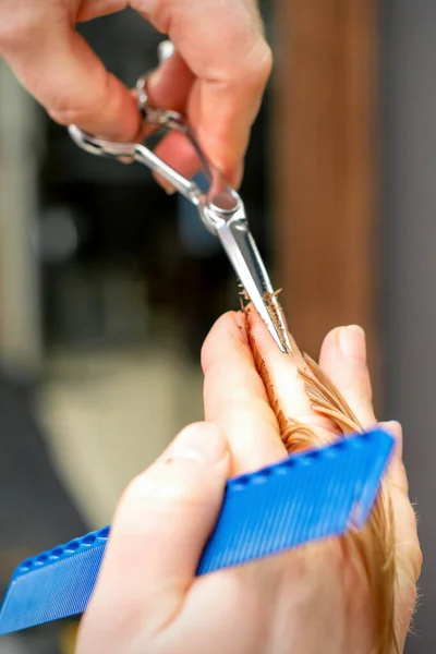 Fryzura Czerwonych Końcówek Włosów Grzebieniem Nożyczkami Przez Ręce Męskiego Fryzjera — Zdjęcie stockowe