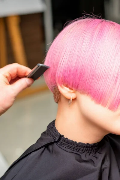 Een Kapper Kamt Het Geverfde Roze Korte Haar Van Vrouwelijke — Stockfoto
