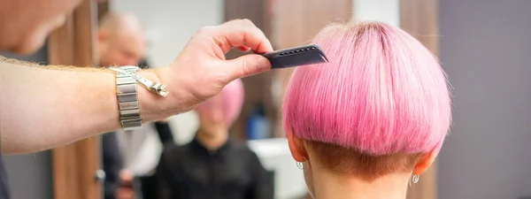 Парикмахер Расчесывает Розовые Короткие Волосы Клиентки Парикмахерской Вид Сзади — стоковое фото