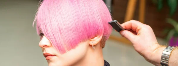 Fryzjer Jest Czesanie Farbowane Różowe Krótkie Włosy Klienta Kobiety Salonie — Zdjęcie stockowe