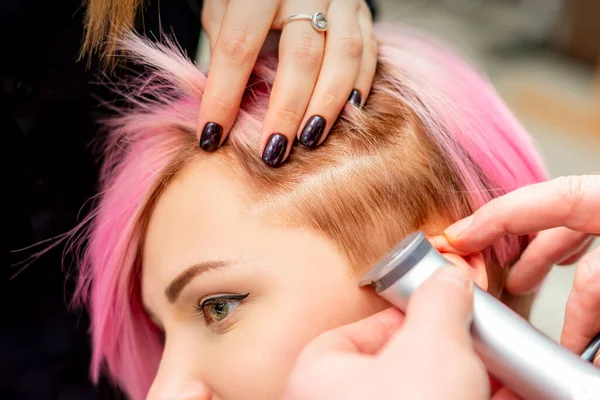 Hairdresser Shaves Female Temple Pink Hair Electric Shaver Hairdresser Salon — Stockfoto