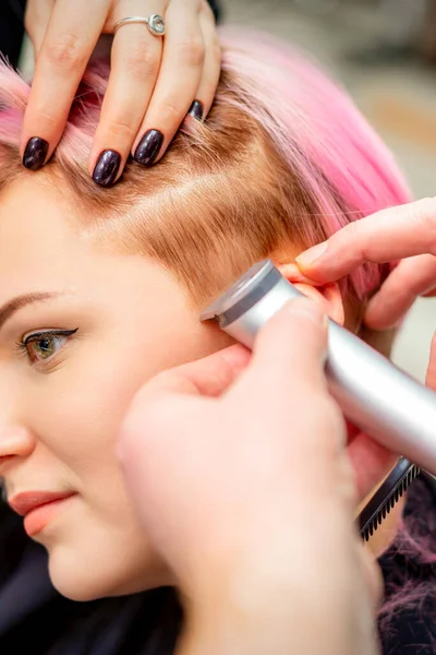 Friseur Rasiert Weiblichen Tempel Mit Rosa Haaren Elektrorasierer Einem Friseursalon — Stockfoto