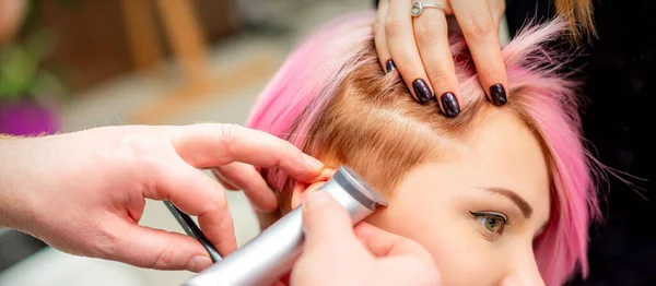 Cabeleireiro Barba Templo Feminino Com Cabelo Rosa Por Barbeador Elétrico — Fotografia de Stock