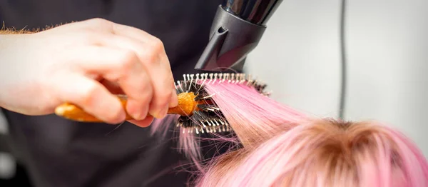 Secagem Cabelo Rosa Curto Mulher Caucasiana Jovem Com Secador Cabelo — Fotografia de Stock